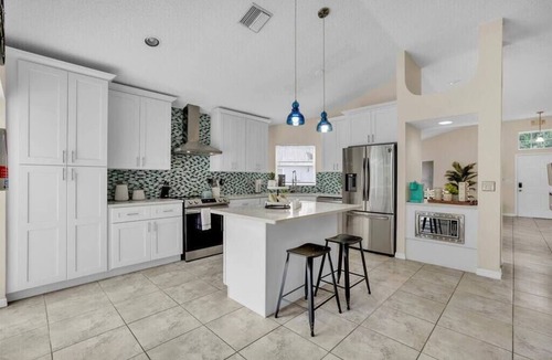 Lindfields House | Kitty's is Open - 3/2, Pet's Welcome