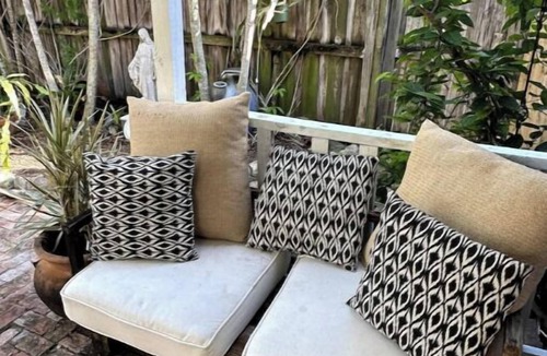 Old Northwood Cottage | La Petite Maison Bleue