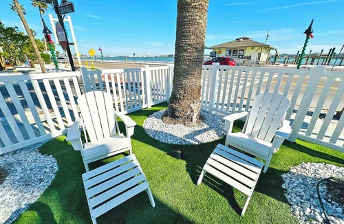 Pass-a-Grille Historic District Apartment | La Tortuga Historic Downtown Pass A Grille St Pete Beach 2
