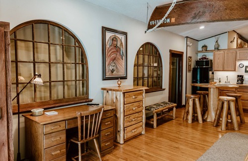 White Cloud Apartment | Lake Front Rustic Suite Rental