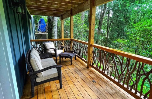 Mirror Lake Apartment | Lake Life Love: Cute 2BR Hideaway on Tranquil Mirror Lake!"