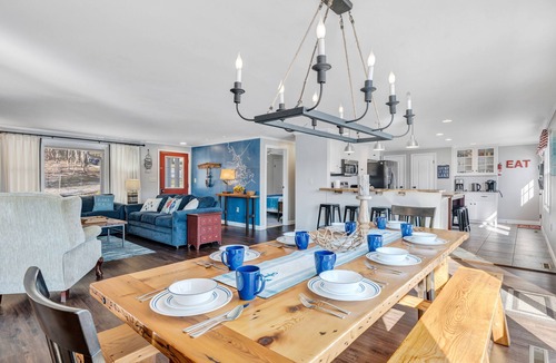 Huddleston House | Lake Point Retreat - Lakefront Home with Hot Tub, Fire pit & Game room