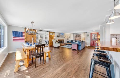 Huddleston House | Lake Point Retreat - Lakefront Home with Hot Tub, Fire pit & Game room
