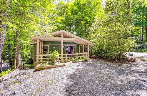 Newland Cabin | Lake & Pool Access! Outdoorsy Getaway in Newland