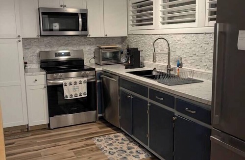 New London House | Lake Shack baby! 3 bed, 1.5 bath lake front cottage!