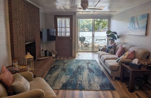 New London House | Lake Shack baby! 3 bed, 1.5 bath lake front cottage!