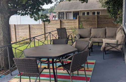 New London House | Lake Shack baby! 3 bed, 1.5 bath lake front cottage!