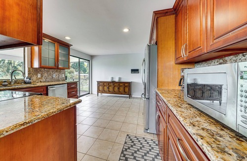 Bryn Mawr-Skyway Apartment | Lake View! South End Seattle Home Near Lumen Field