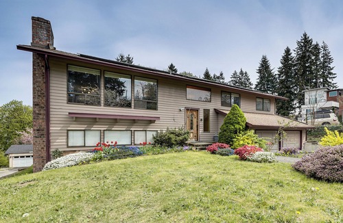 Bryn Mawr-Skyway Apartment | Lake View! South End Seattle Home Near Lumen Field