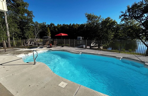 Chickamauga Lake House | Lakefront 3-bedroom house in Birchwood with Private Pool, docks, and WiFi.