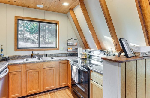 Innsbrook Cabin | Lakefront Innsbrook Chalet: Hot Tub & Barrel Sauna