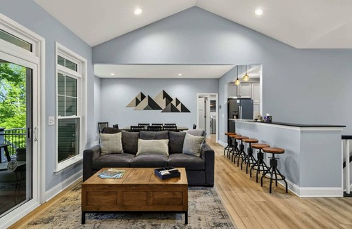 Livingston House | Lakefront Lake Anna, Dock, Hot Tub, Game Room