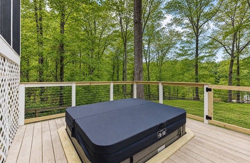 Inman House | Lakefront Oasis on Bowen | 4BR, Hot Tub, Sleeps 8