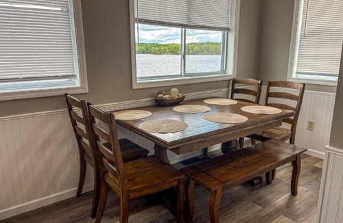 Hammond House | Lakeside Lodge- Newly Renovated Cabin on Black Lake