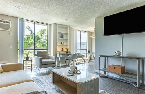 Tri-West Apartment | Landing at Villa Francisca - 1 Bedroom in Central La