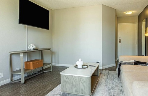 Tri-West Apartment | Landing at Villa Francisca - 1 Bedroom in Central La