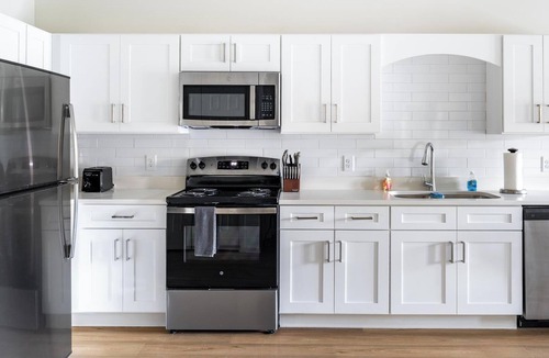 Bellview Apartment | Landing | Beautiful 1BD, Pool, Gym