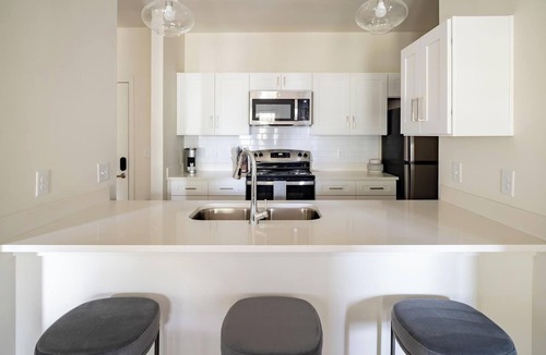 Bellview Apartment | Landing | Incredible 2BD, Gym, Pool