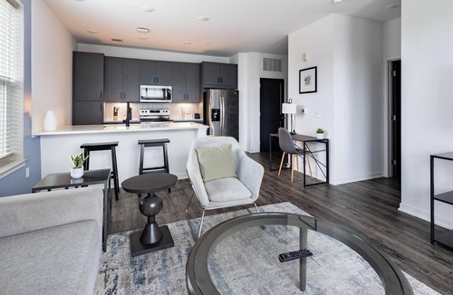 Coraopolis Apartment | Landing | Modern 1BD, Courtyard, Gym