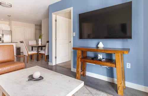 Vernon Apartment | Landing | Modern 2BD, Game Room, Gym