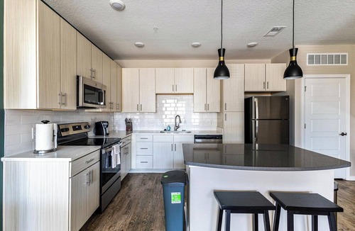 Kenton Apartment | Landing | Modern 2BD, Pool, Clubhouse