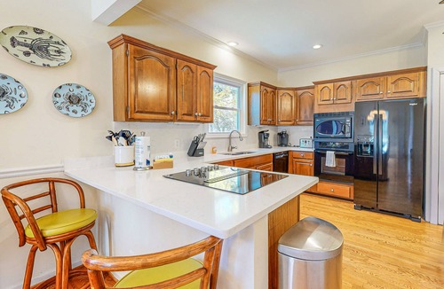 King City House | Large 2-level home steps from the pier w/covered porch, WiFi, AC