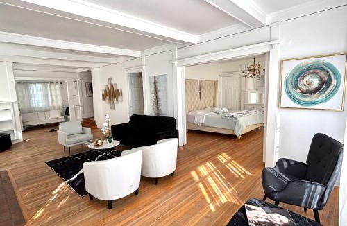 Mid City House | Large 5 Bedroom House perfect for large group