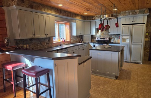 Aberdeen House | large cabin on lake - privacy and parking