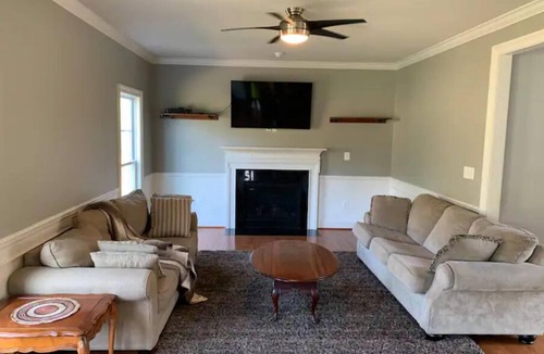 Calverton House | Large Modern House, Wine Country, Delaplane, VA