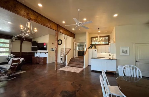 Nampa House | Large Retreats Gatherings Celebrations Beds for 18+ hot tub treehouse