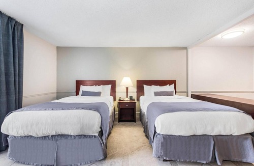 Blue Ash Hotel | Large Room with Hot American Breakfast Perfect for Family Trips Near Summit Park