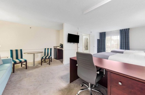 Blue Ash Hotel | Large Room with Hot American Breakfast Perfect for Family Trips Near Summit Park