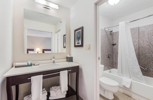 Blue Ash Hotel | Large Room with Hot American Breakfast Perfect for Family Trips Near Summit Park
