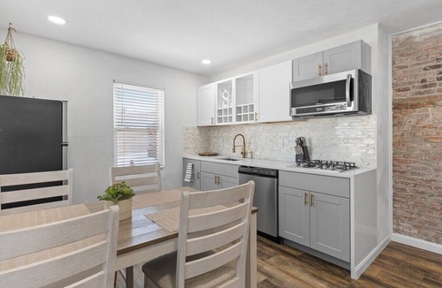 Lawrenceville Apartment | Lawrenceville/Central @5 Spacious Quiet 3BD with Free Street Parking