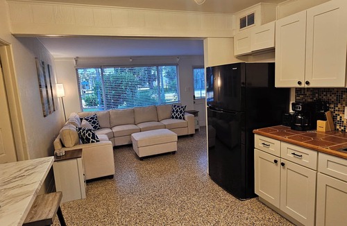 Englewood House | Lazy Pelican: Charming 3BR Beach Retreat-Walk to shops, 8 Min to Manasota Sands!