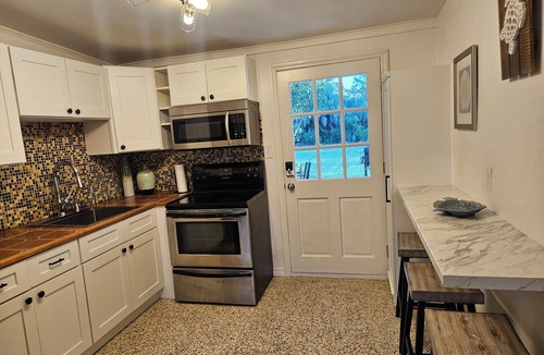 Englewood House | Lazy Pelican: Charming 3BR Beach Retreat-Walk to shops, 8 Min to Manasota Sands!