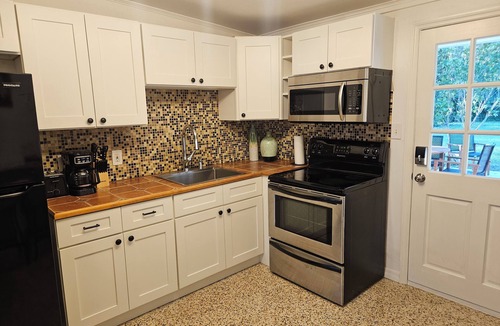 Englewood House | Lazy Pelican: Charming 3BR Beach Retreat-Walk to shops, 8 Min to Manasota Sands!