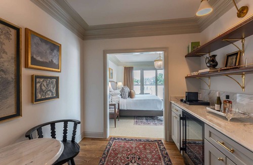 Leesburg's Old and Historic District Hotel | Leesburg Luxury Stay with Dining + Pets Stay Free