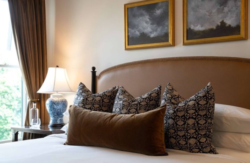 Leesburg's Old and Historic District Hotel | Leesburg Luxury Stay with Dining + Pets Stay Free