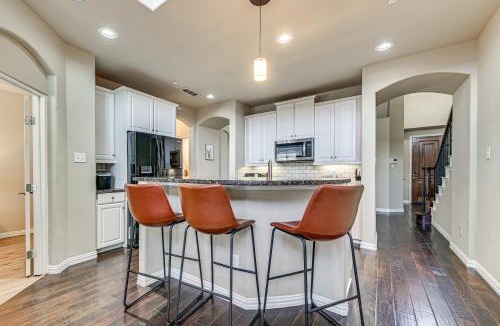 Lewisville House | Lewisville Home w/Pool Access: Walkable Location