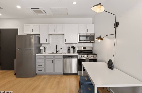 Charlotte Apartment | Light filled new 2 BR in the heart of Charlotte's dynamic South End. Steps to the Rail Trail + Light Rail = easy access to Uptown events. Rooftop Lounge w/skyline views, and luxe shared co-working spaces. Perfect for work, play or extended stay.