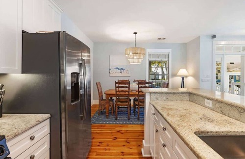 Melrose on the Beach House | Lilly Pad Haven- Beautiful 2bdrm-4 Pass Golf Cart Included