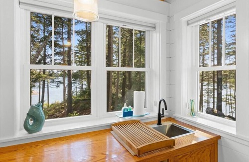 Saint George House | Lindquist Cottage | Waterfront Studio with King Be