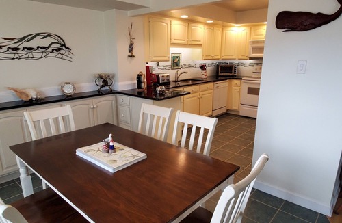 Rehoboth Beach Condo | LINENS INCLUDED*!. OCEANFRONT/BOARDWALK BUILDING W/ROOFTOP POOL