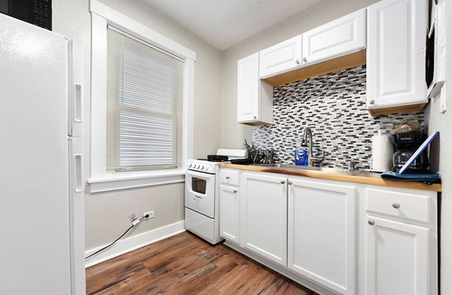 Bloomfield Apartment | ~Little Italy ~ Mid Century Modern One Bedroom~