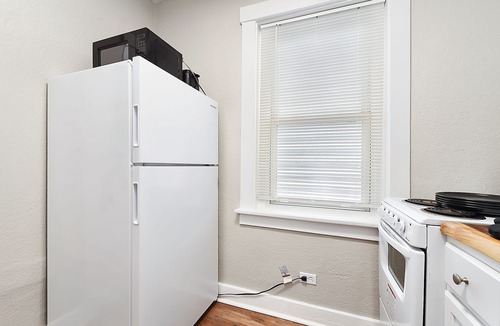 Bloomfield Apartment | ~Little Italy ~ Mid Century Modern One Bedroom~