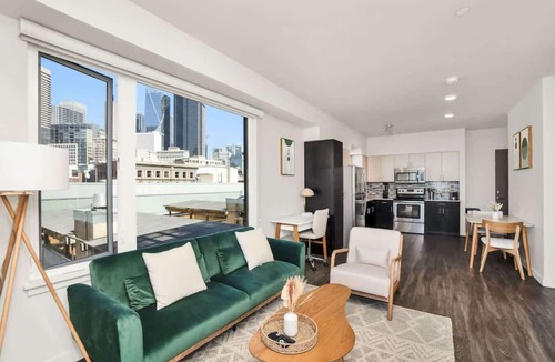 Pioneer Square Apartment | Live & Work! | Waterfront views + Prime DT | Fast Wi-fi