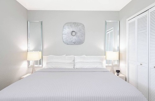 Clearwater Beach Hotel | Location! Duo Beachcondo Paradise! Sleeps 14