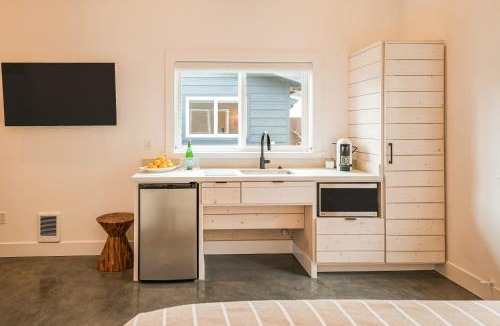 Stinson Beach Hotel | Longboard Studio and Funboard Room includes King Bed and Kitchenette plus King Murphy and Mini Kitchenette