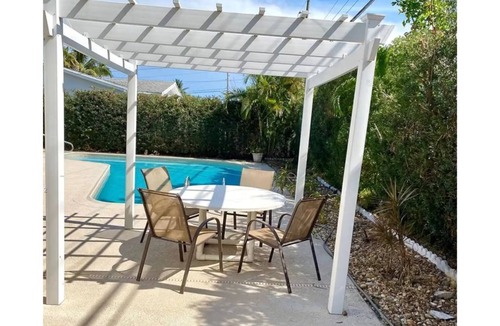 Coral Ridge Isles House | Lovely 3-BD, Walk to Bars, 9 min Drive From Beach!